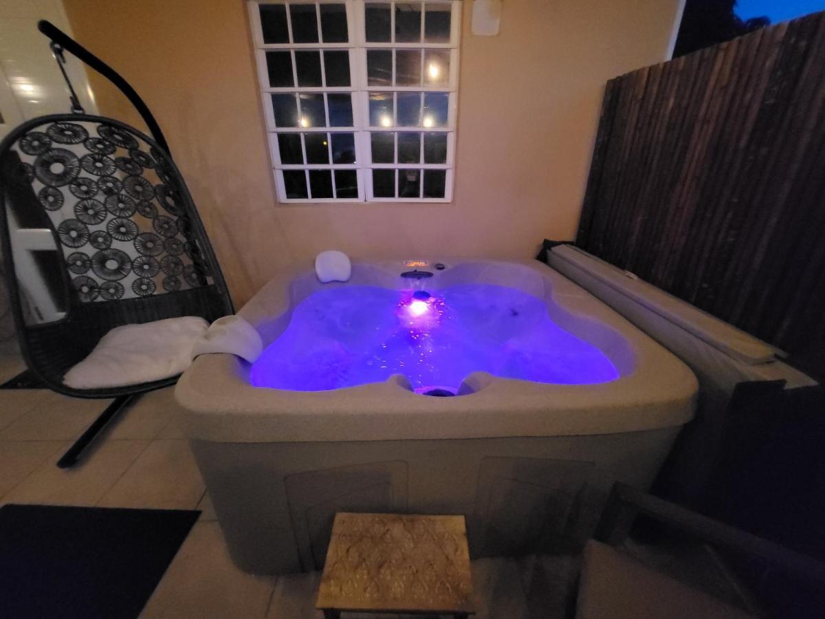 Private Jacuzzi Oasis With Mountain Views And Free Parking Apartment Ponce Bagian luar foto